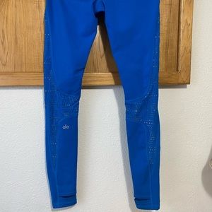 Blue Alo yoga leggings with optional heel strap